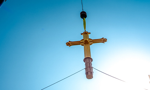 Toàn cảnh đưa hai Thánh Giá lên đỉnh tháp nhọn nhà thờ Đức Bà Sài Gòn